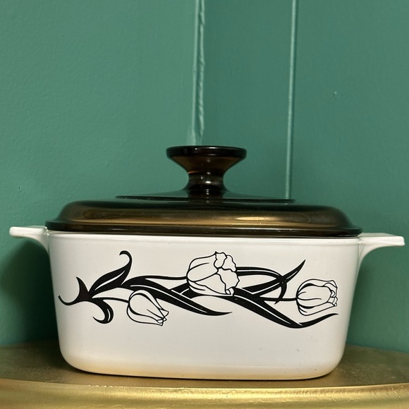 Vintage Corning Ware Lyric Black Tulips 1 1/2 Quart Casserole with Smoky Lid - Picture 3 of 6